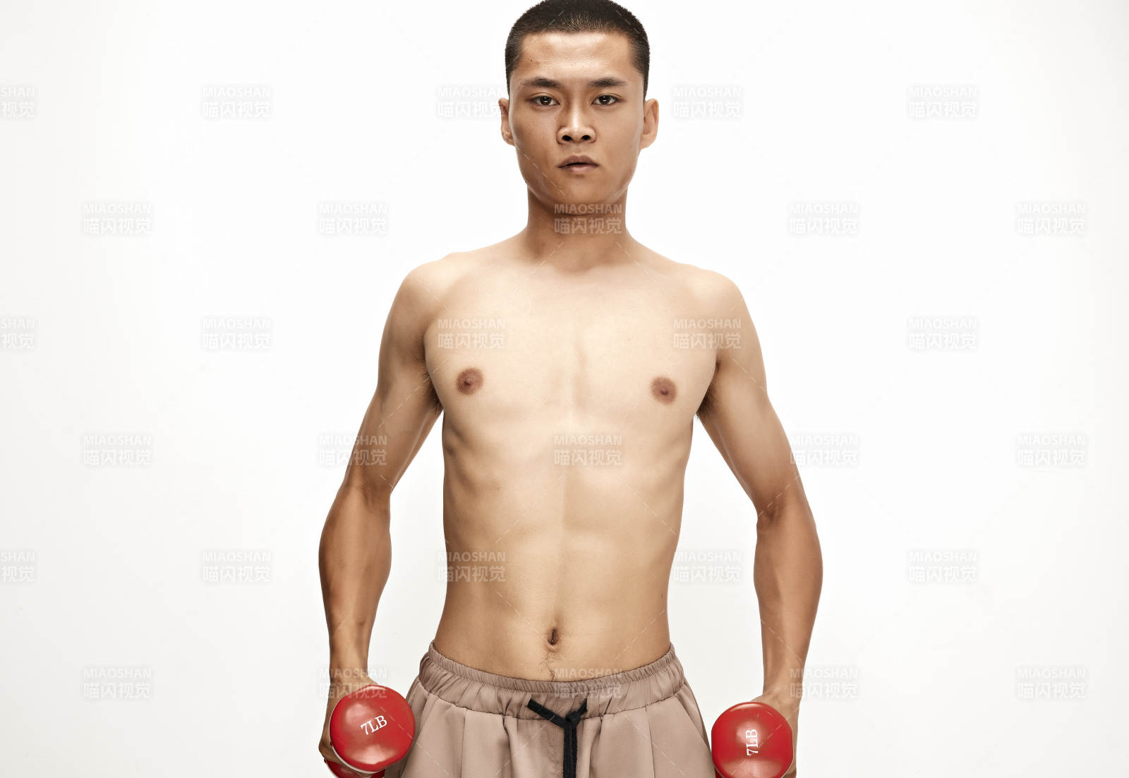 使用啞鈴進行健身鍛煉的亞洲男性