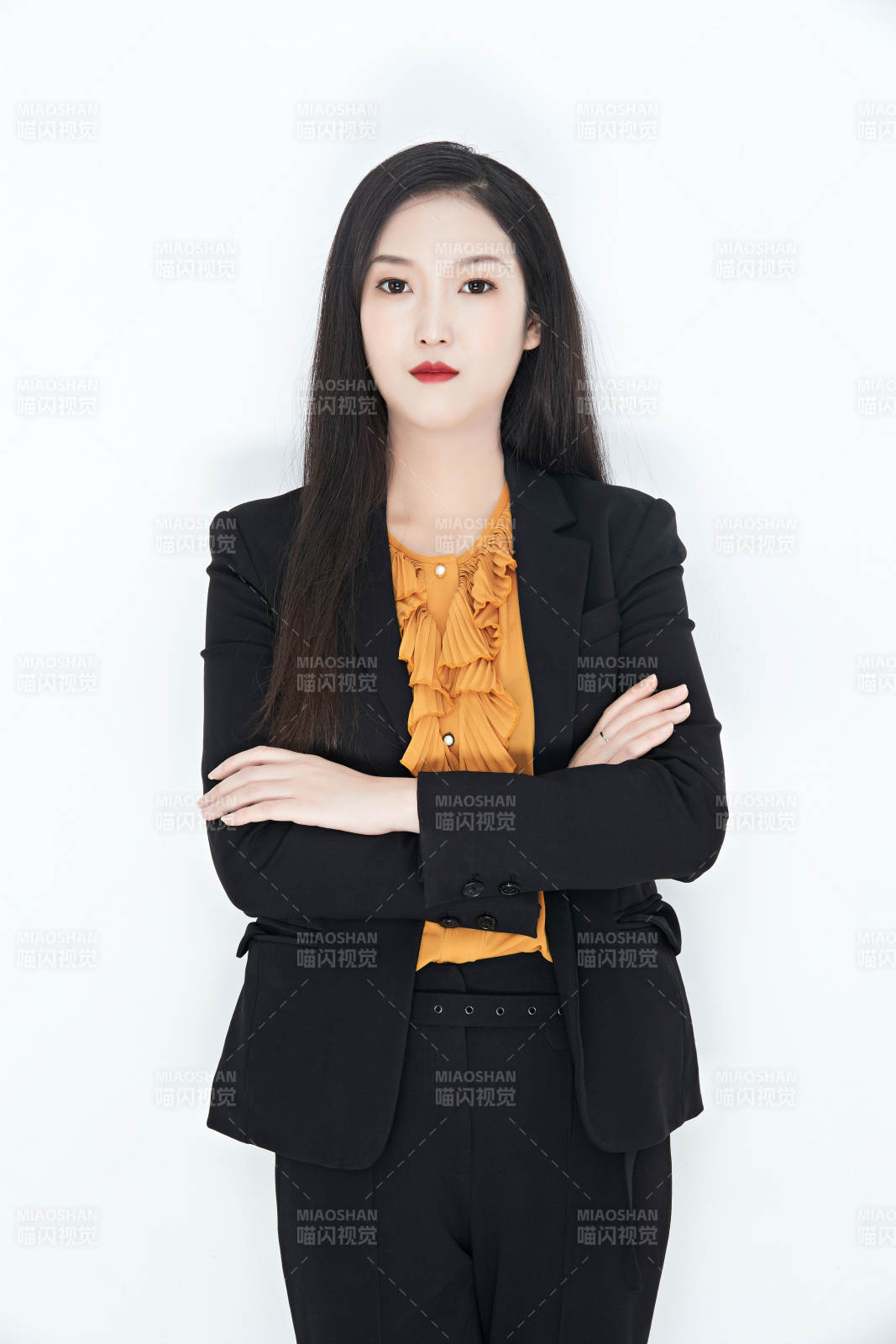 白色背景下的美麗商務(wù)女性肖像