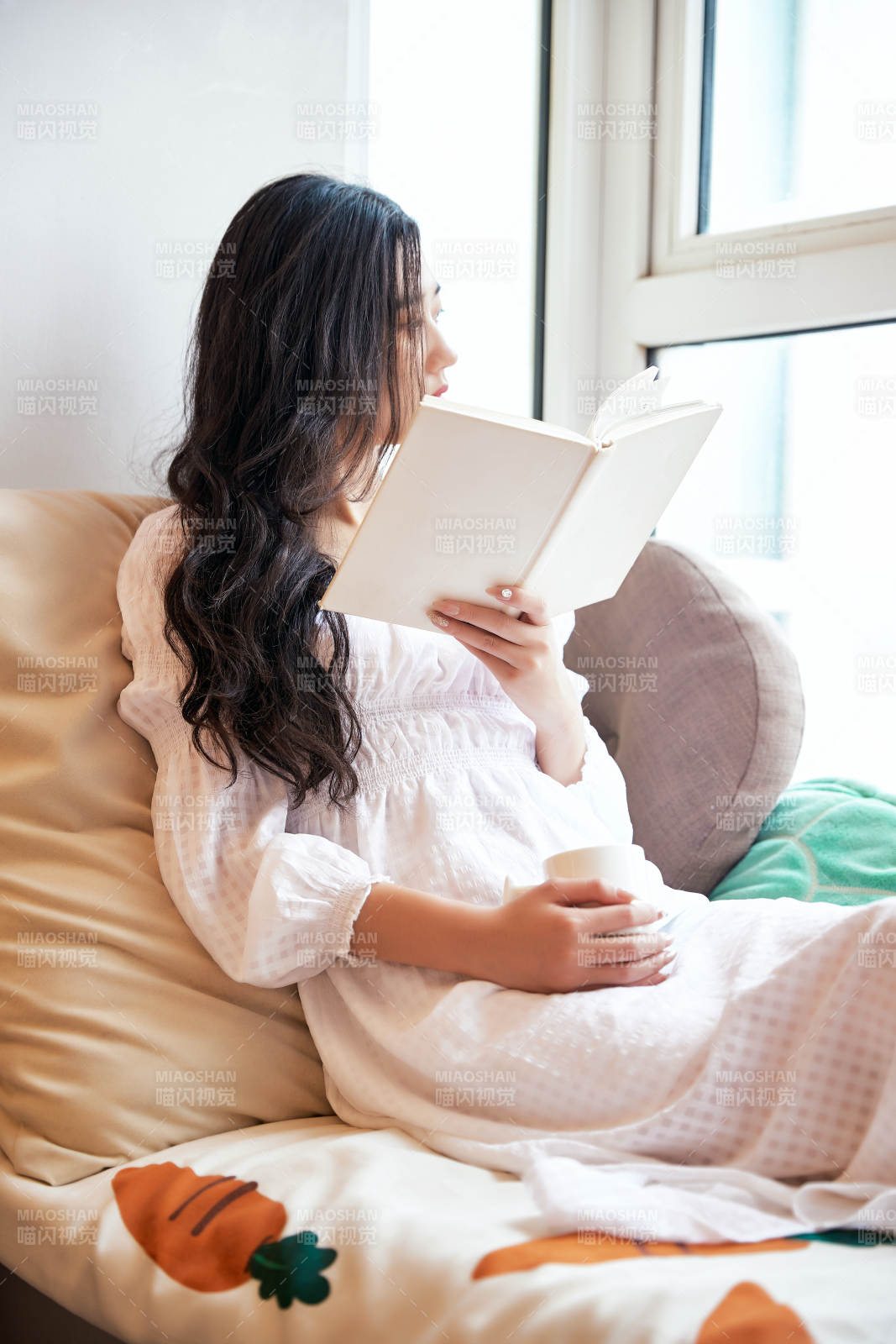 躺在舒適的飄窗上看書的女孩