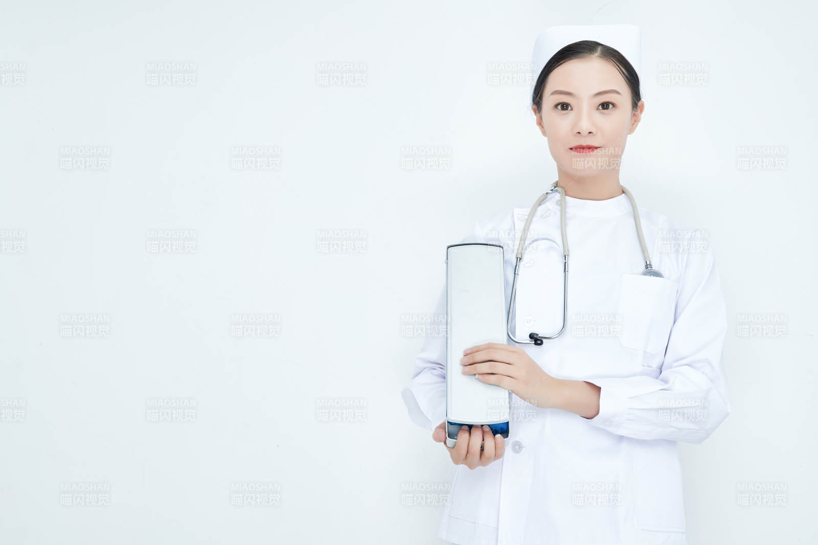 白色背景下手持血壓計測量血壓的醫生