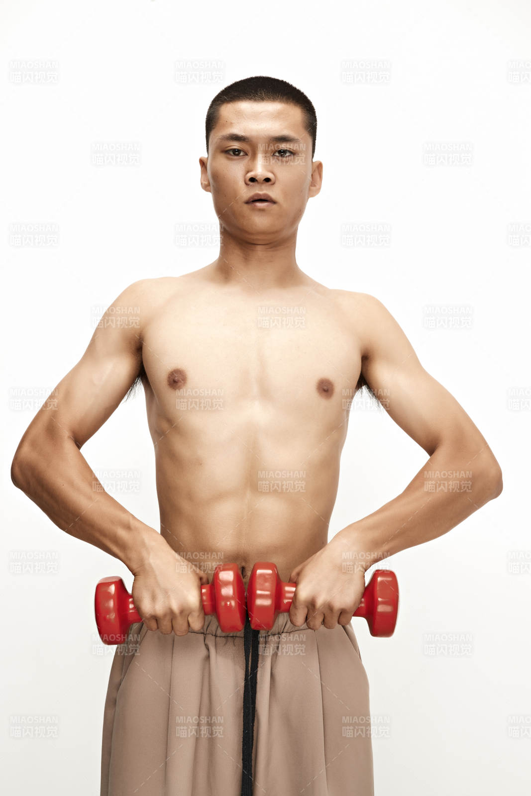 使用啞鈴進行健身鍛煉的亞洲男性