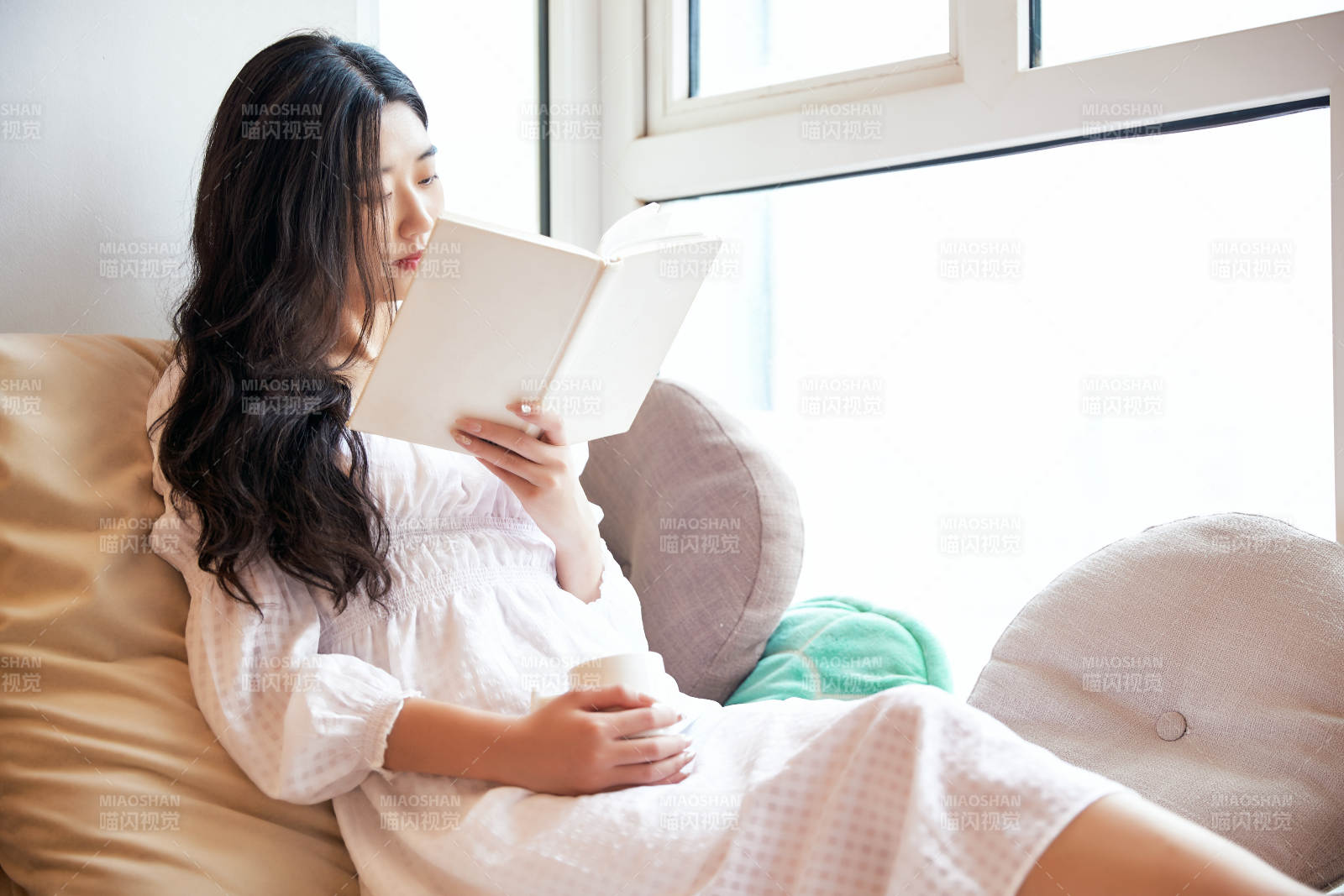 躺在舒適的飄窗上看書的女孩