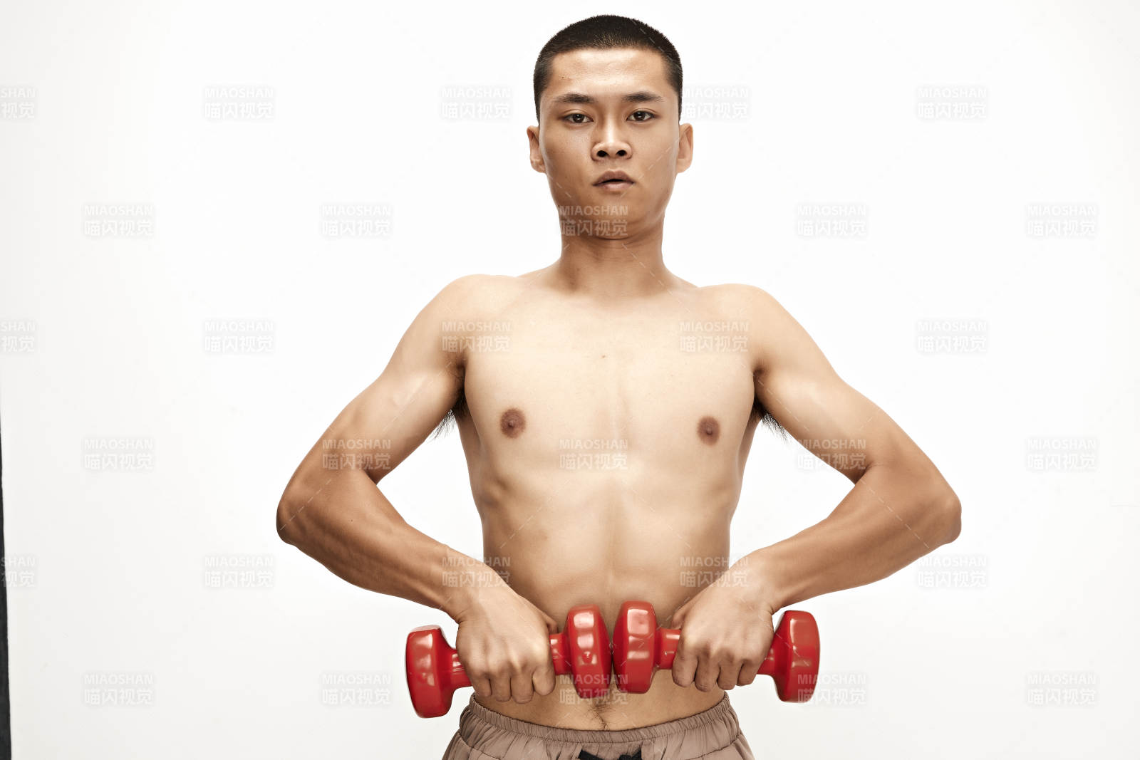 使用啞鈴進行健身鍛煉的亞洲男性