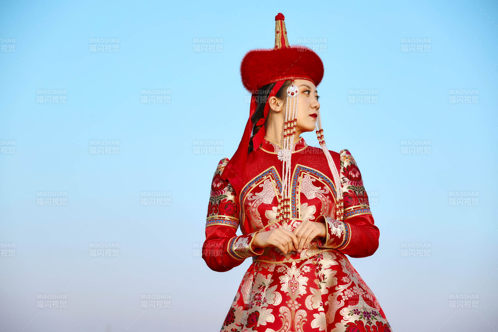 草原上穿著蒙古族傳統服飾的亞洲年輕美少女