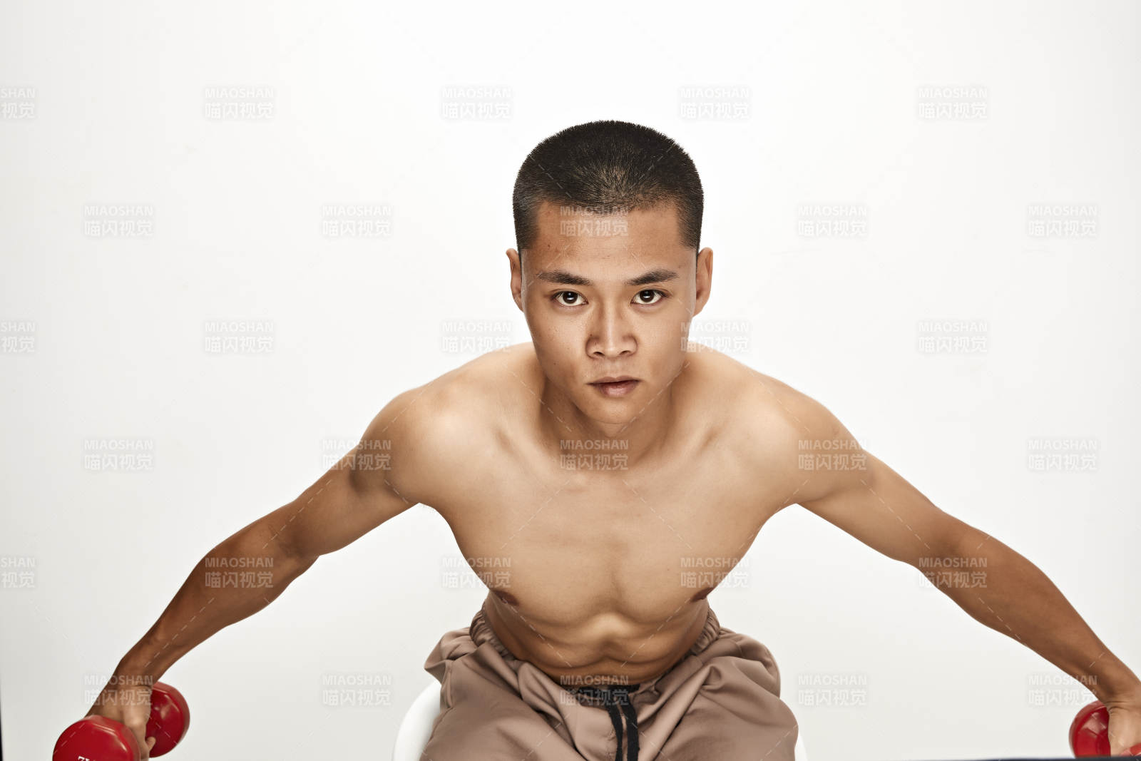 使用啞鈴進行健身鍛煉的亞洲男性