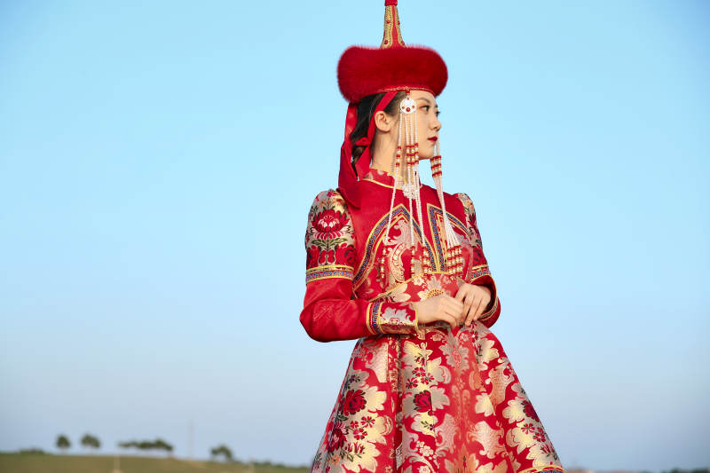 草原上穿着蒙古族传统服饰的亚洲年轻美少女
