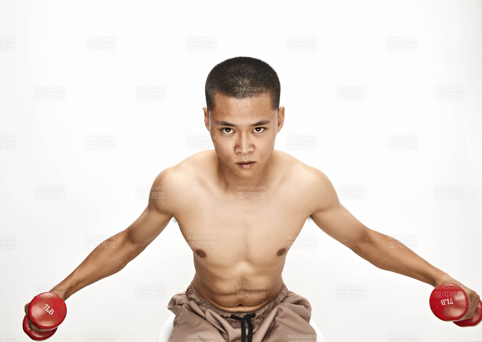 使用啞鈴進行健身鍛煉的亞洲男性