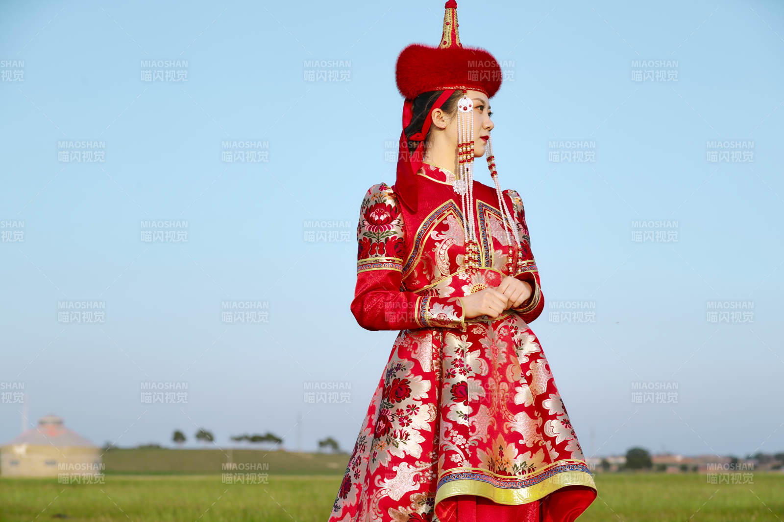 草原上穿著蒙古族傳統(tǒng)服飾的亞洲年輕美少女