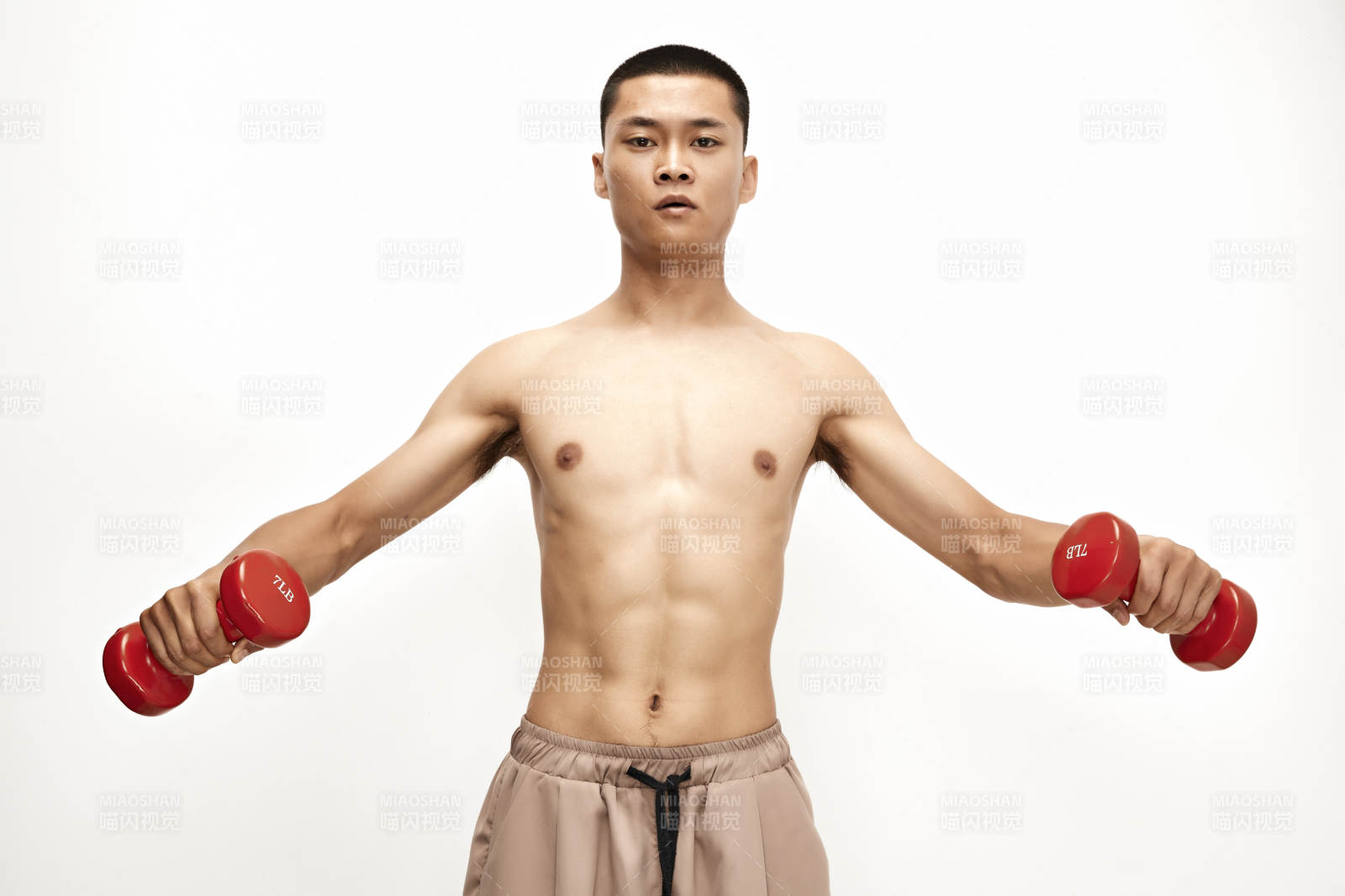 使用啞鈴進行健身鍛煉的亞洲男性