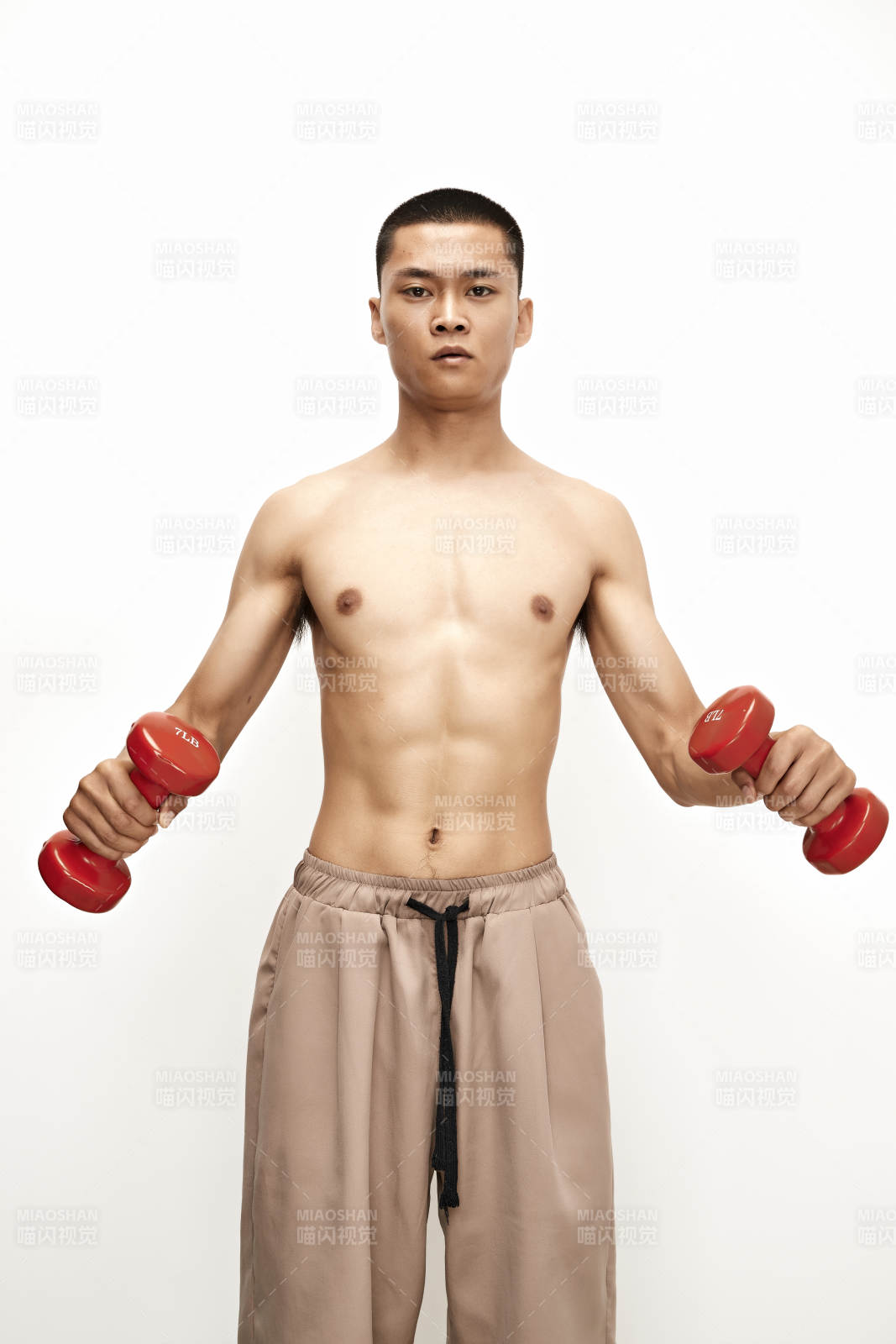 使用啞鈴進行健身鍛煉的亞洲男性