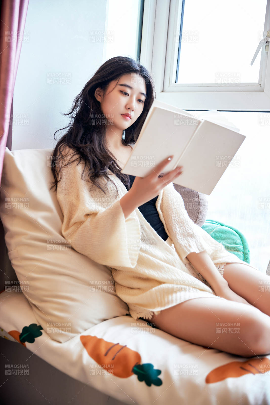 躺在舒適的飄窗上看書的女孩