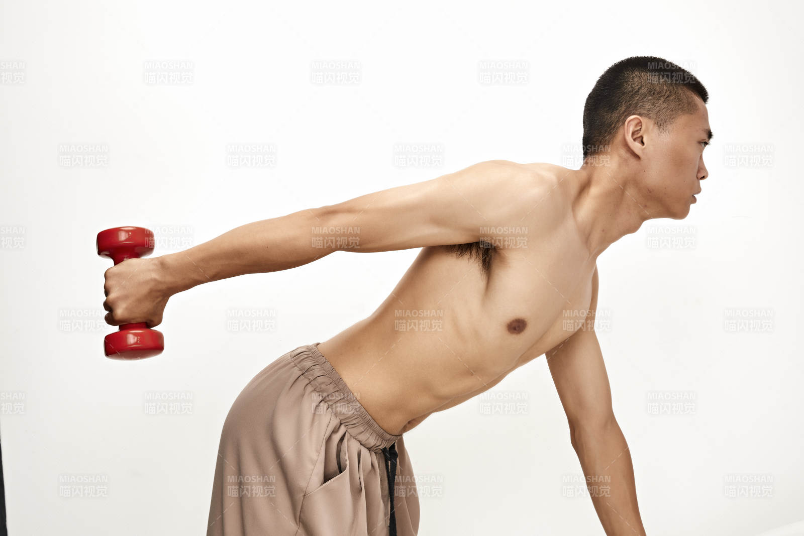 使用啞鈴進(jìn)行健身鍛煉的亞洲男性