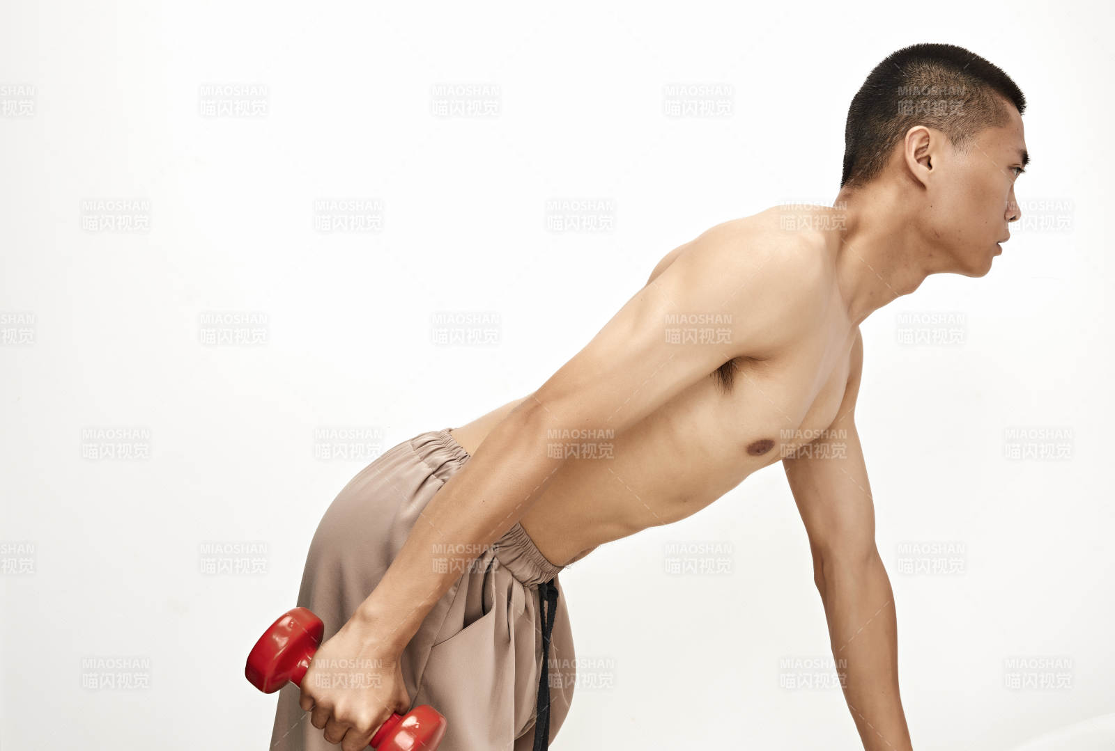 使用啞鈴進(jìn)行健身鍛煉的亞洲男性