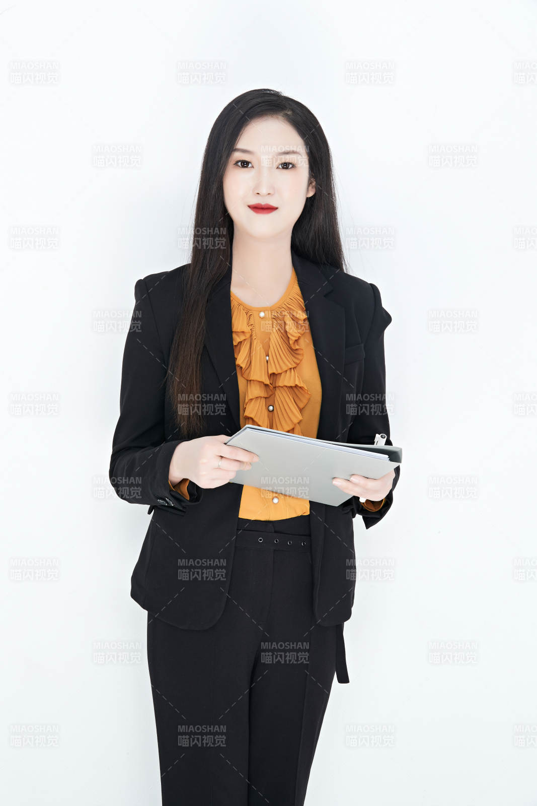 白色背景下的美麗商務女性肖像
