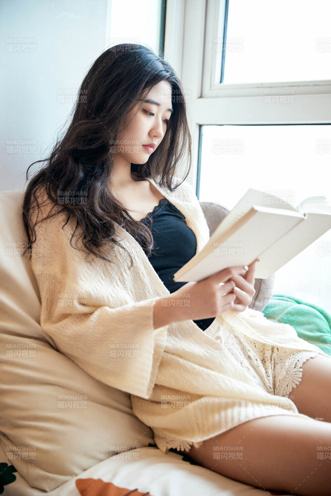 躺在舒適的飄窗上看書的女孩