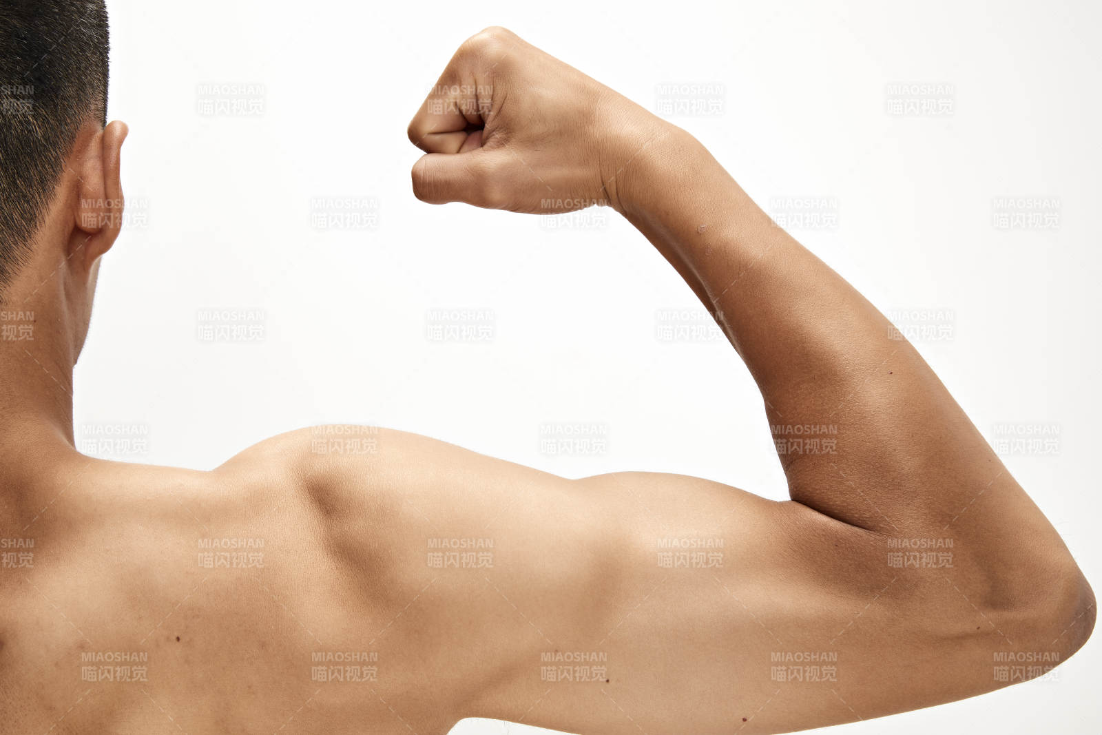 白色背景下展示肱二頭肌的亞洲健身男性