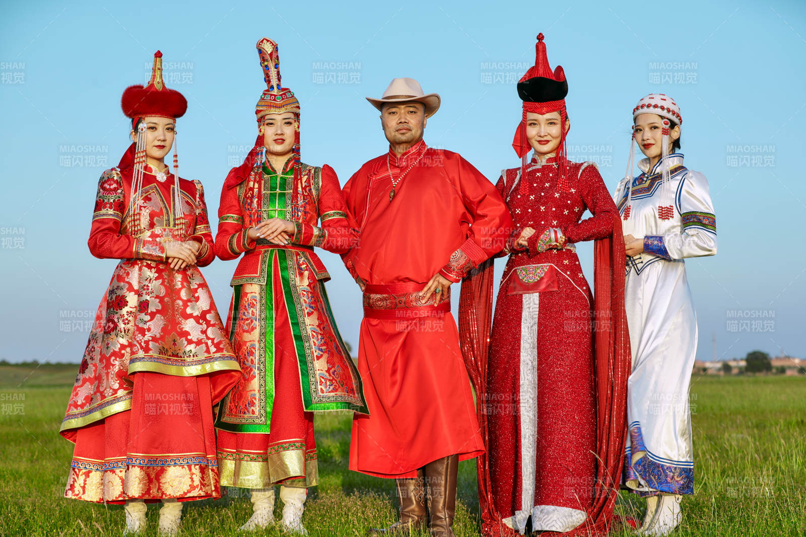 草原上穿着蒙古族传统服饰的人像群像