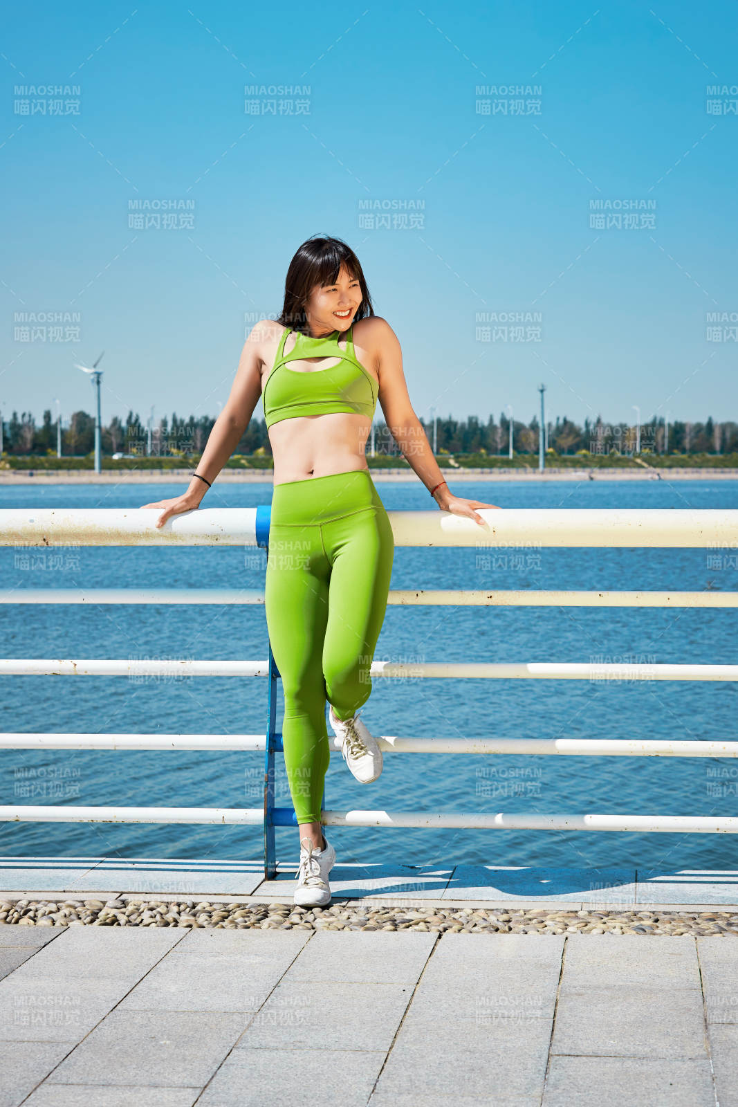 戶外河畔公園做拉伸有氧運動的亞洲女性