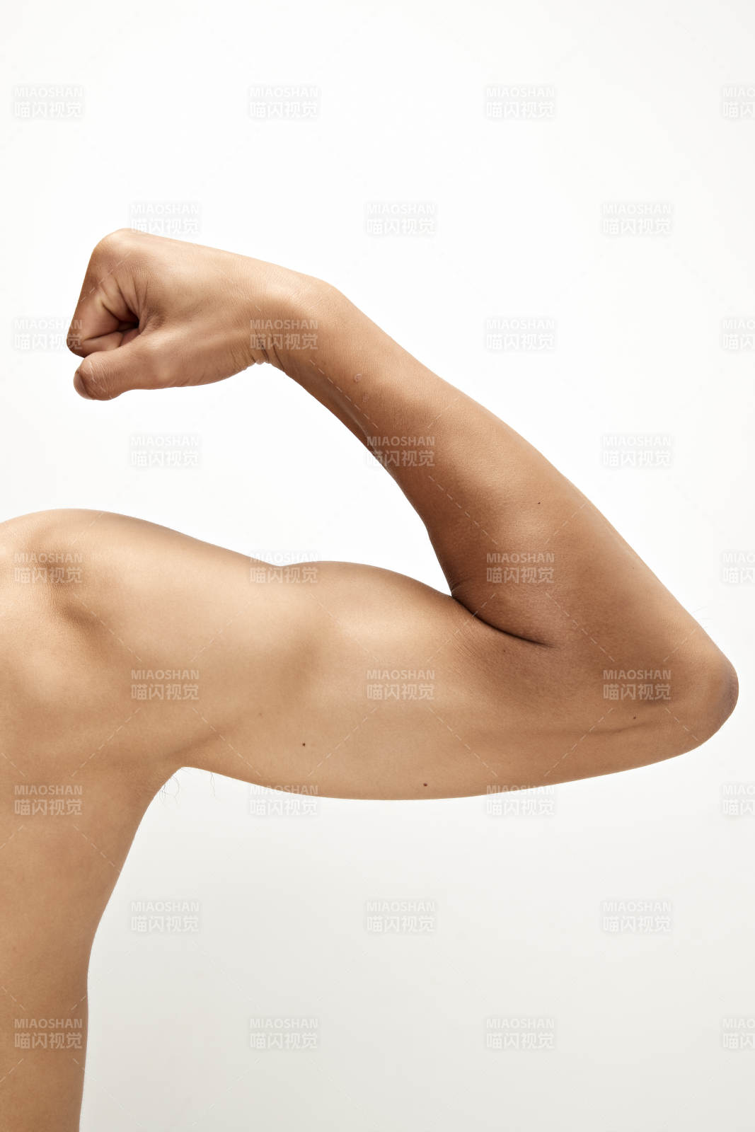 白色背景下展示肱二頭肌的亞洲健身男性