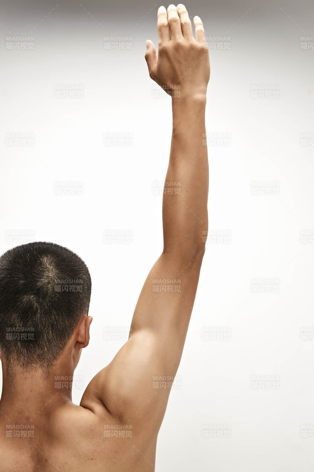 白色背景下演示自由搏擊動(dòng)作的亞洲功夫男性