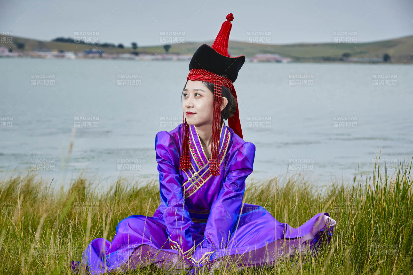 草原上身穿豪華蒙古族服飾的蒙族少女