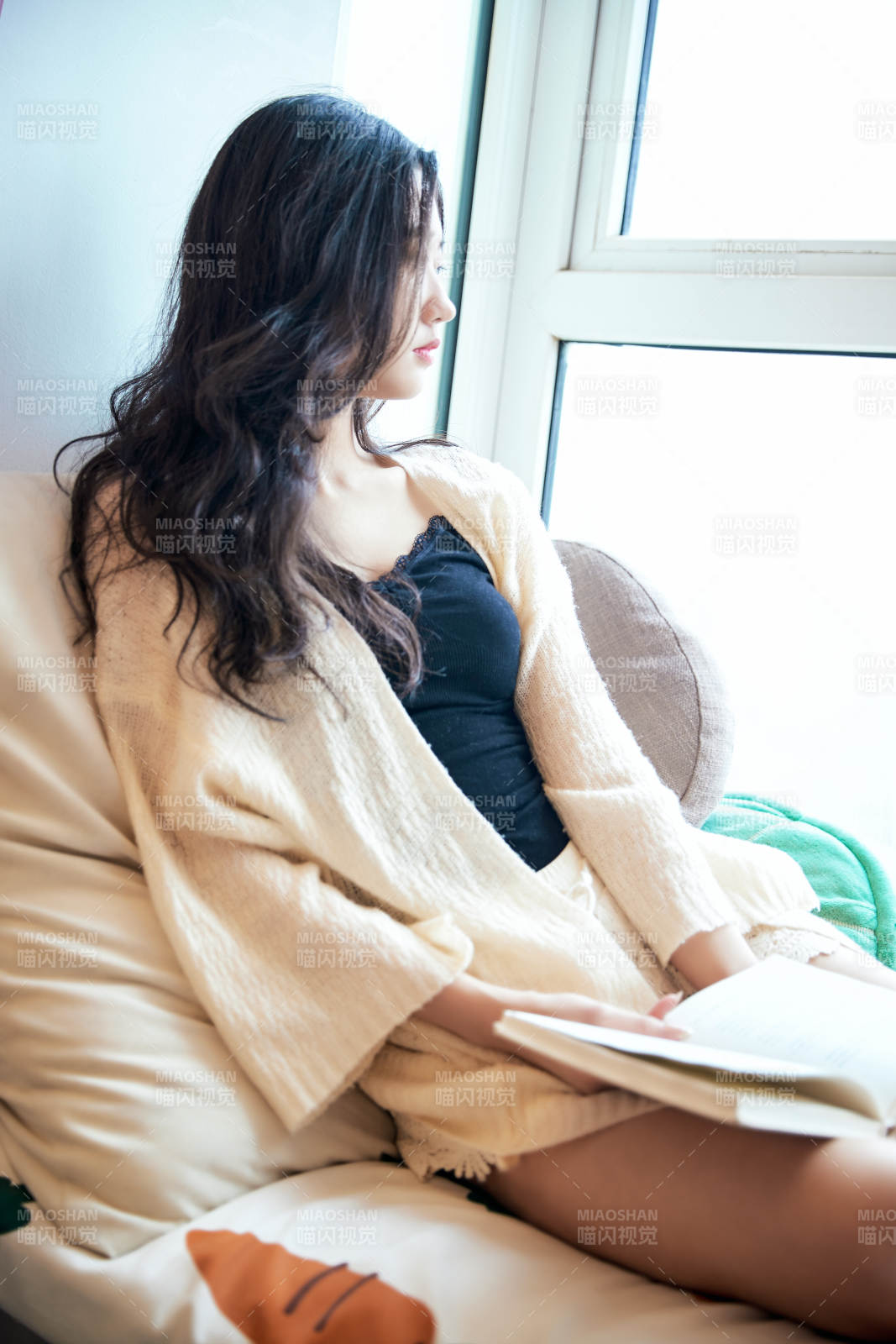 躺在舒適的飄窗上看書的女孩