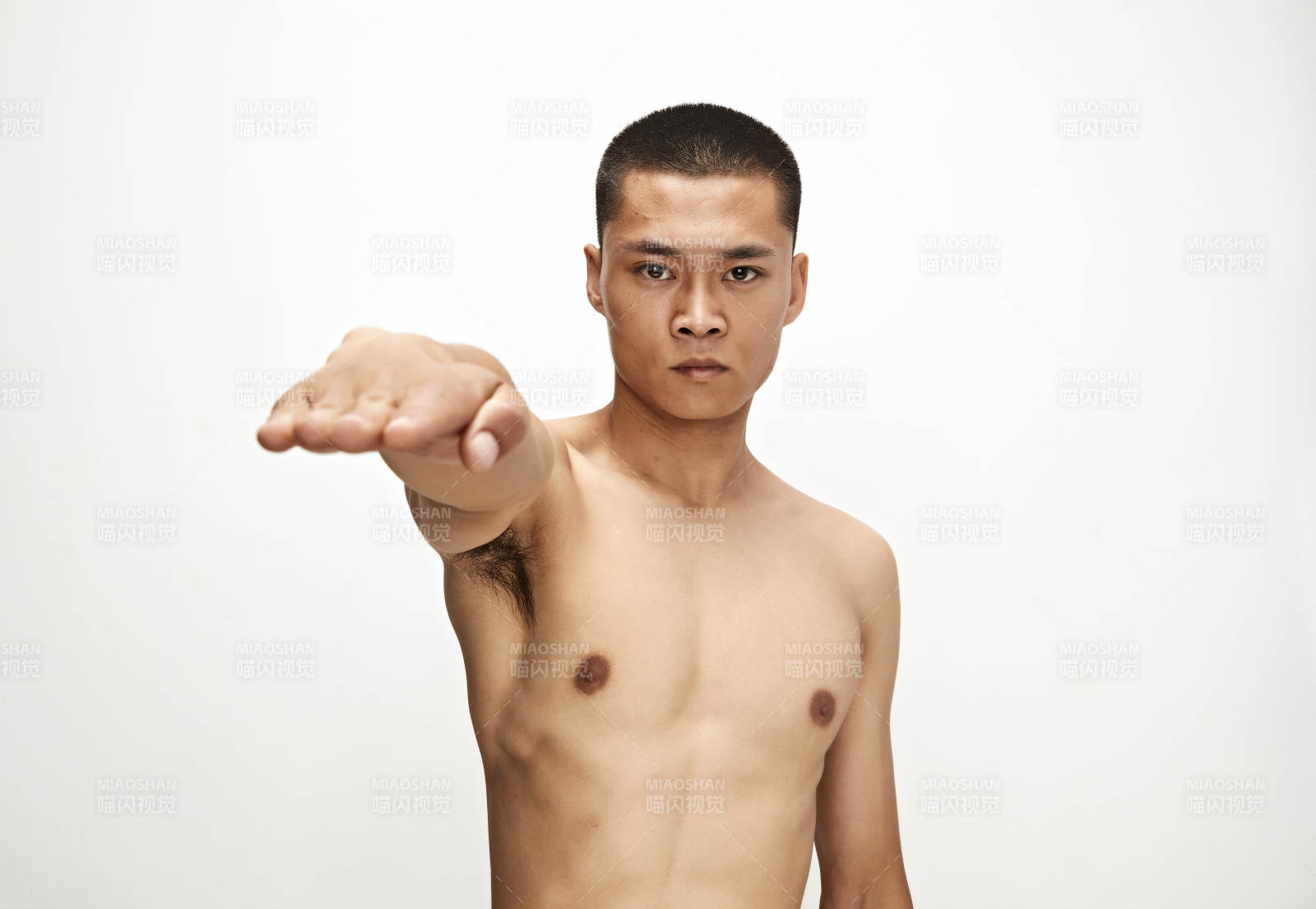 白色背景下演示自由搏擊動作的亞洲功夫男性