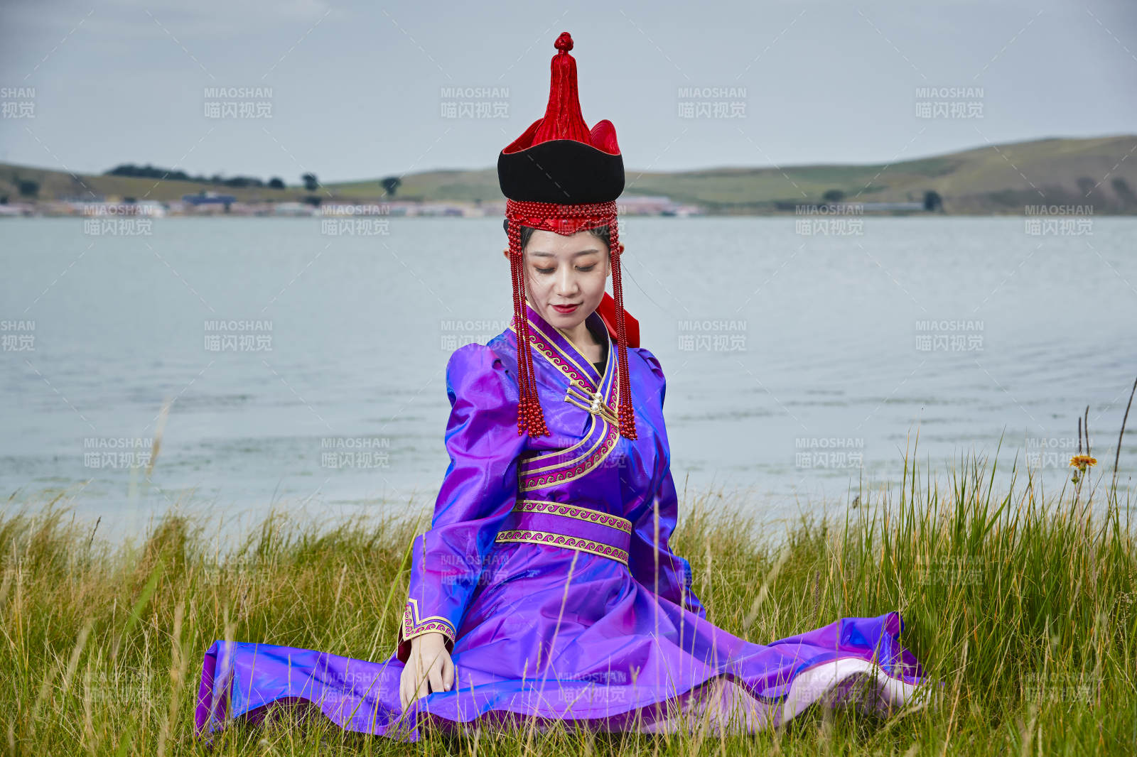 草原上身穿豪華蒙古族服飾的蒙族少女