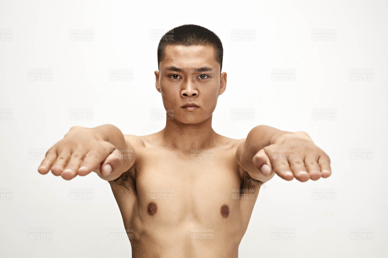 白色背景下演示自由搏擊動(dòng)作的亞洲功夫男性