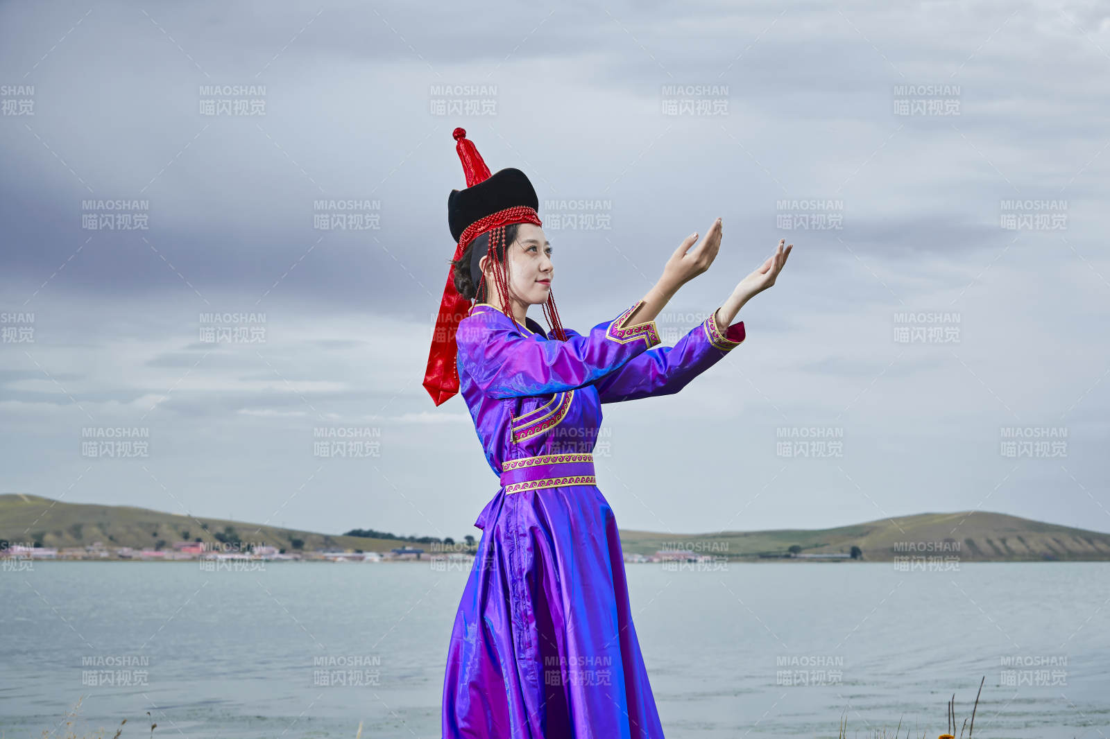 草原上身穿豪华蒙古族服饰的蒙族少女