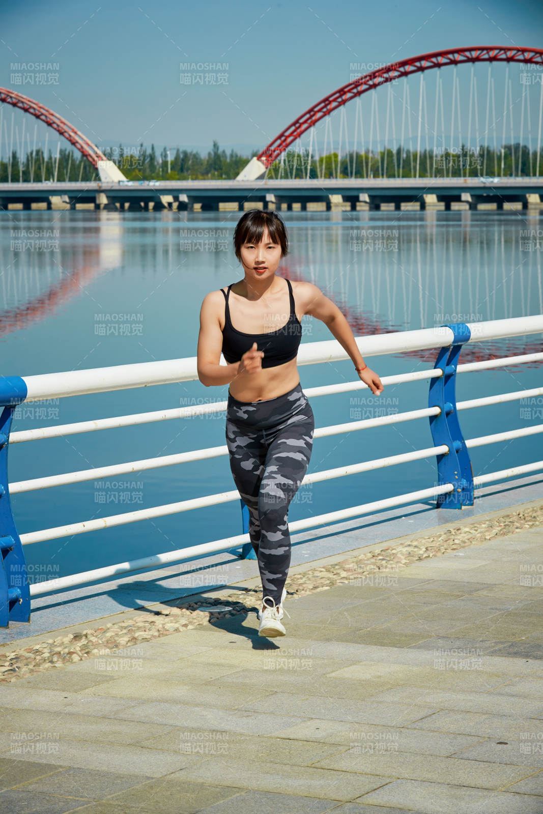 戶外河畔公園進行跑步鍛煉的亞洲女性