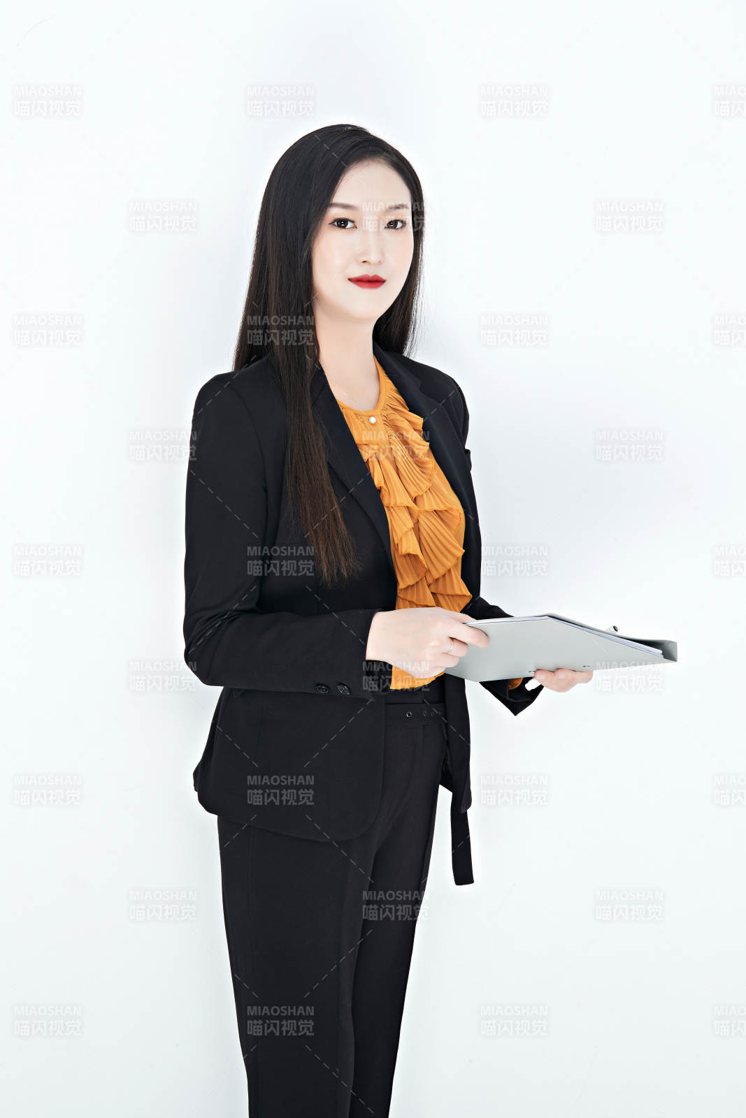 白色背景下的美麗商務(wù)女性肖像