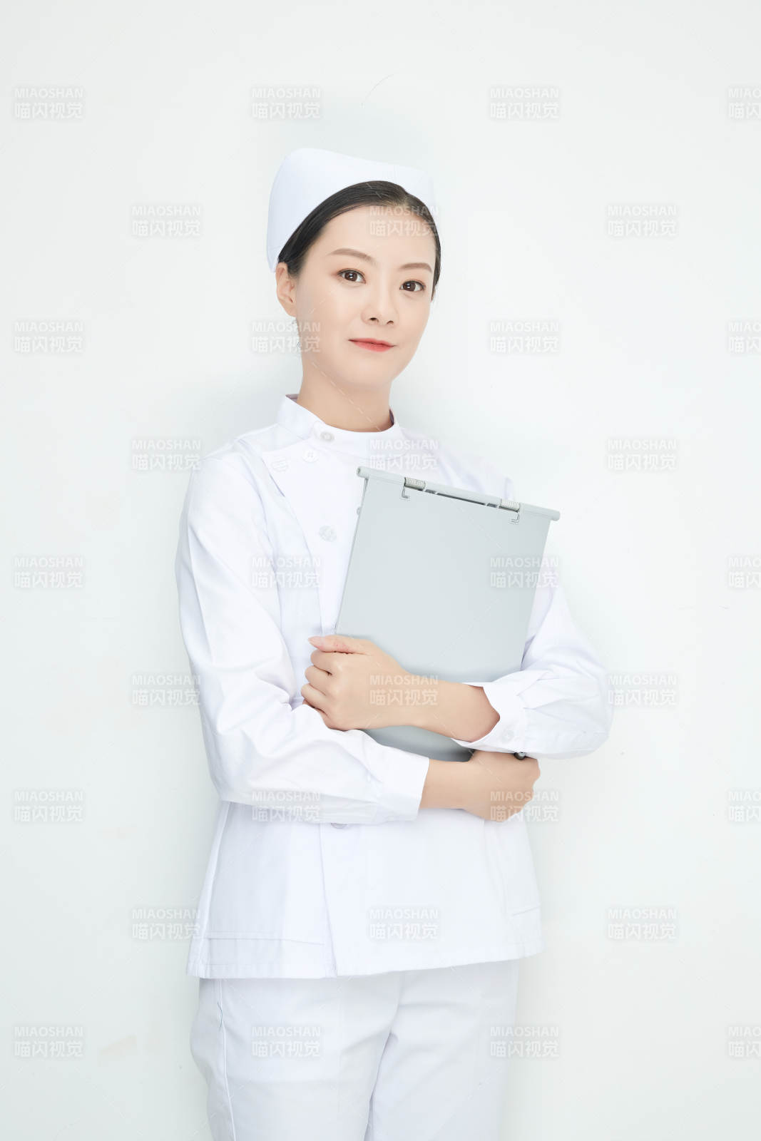白背景里穿护士服手持病历夹的美女护士
