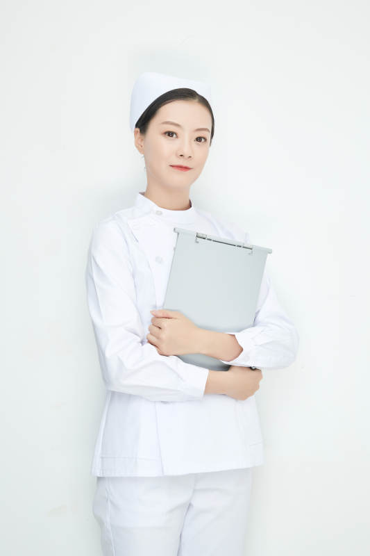 白背景里穿护士服手持病历夹的美女护士