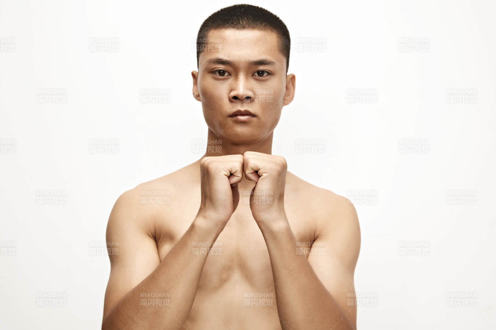 白色背景下演示自由搏擊動作的亞洲功夫男性