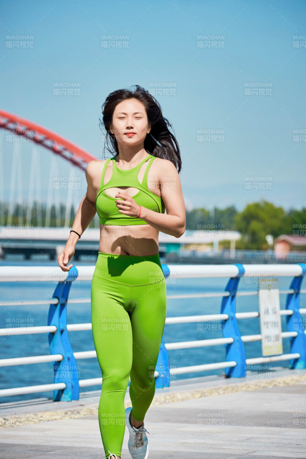戶外河畔公園進行跑步鍛煉的亞洲女性