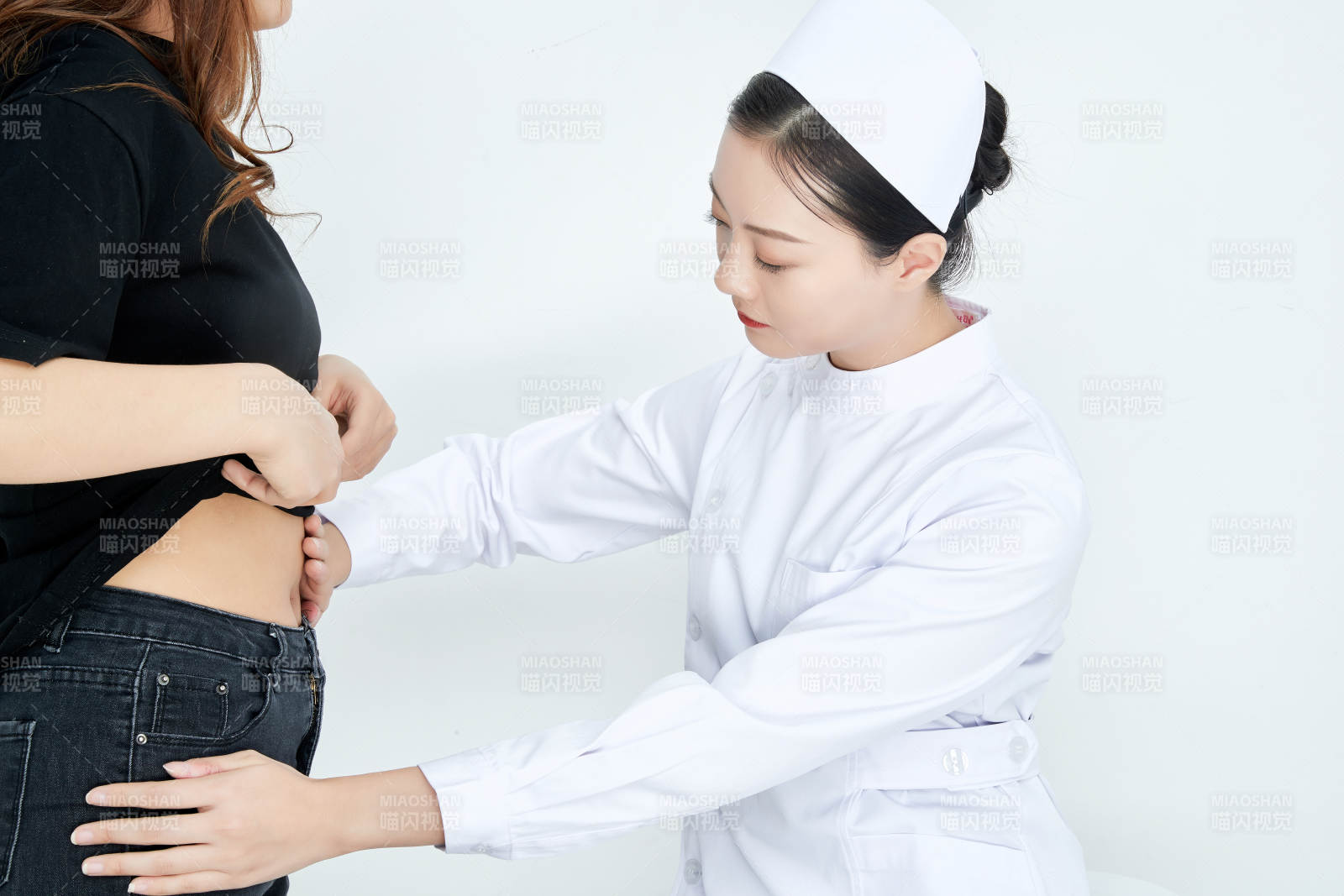 年輕的女性醫(yī)護(hù)人員為患者進(jìn)行胸部檢查