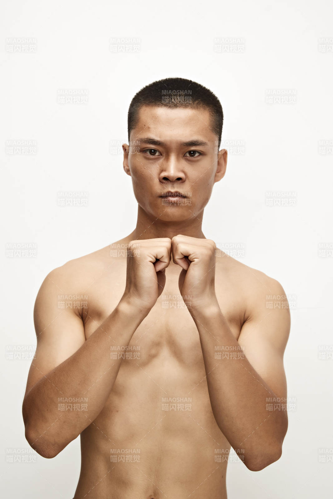 白色背景下演示自由搏擊動作的亞洲功夫男性