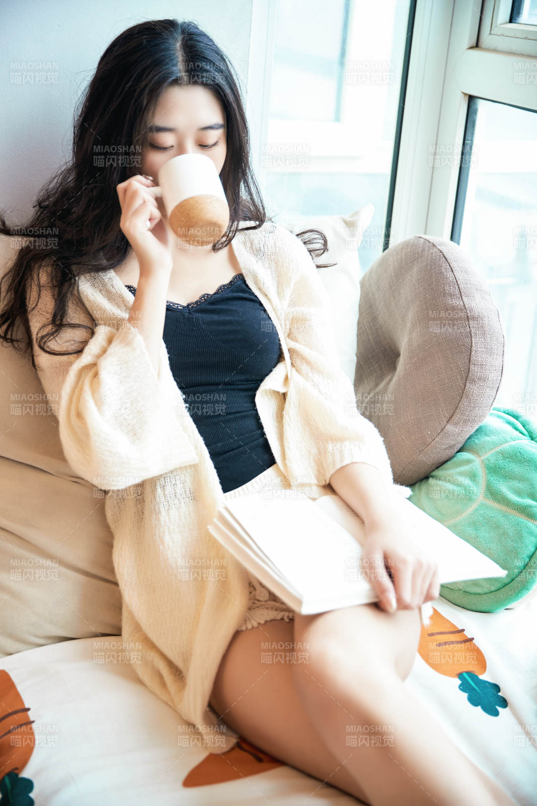 躺在舒適的飄窗上看書的女孩