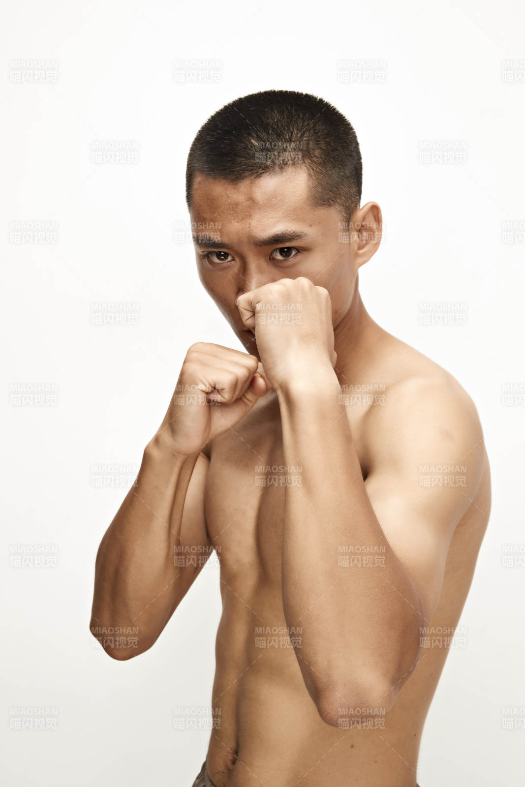 白色背景下演示自由搏擊動作的亞洲功夫男性