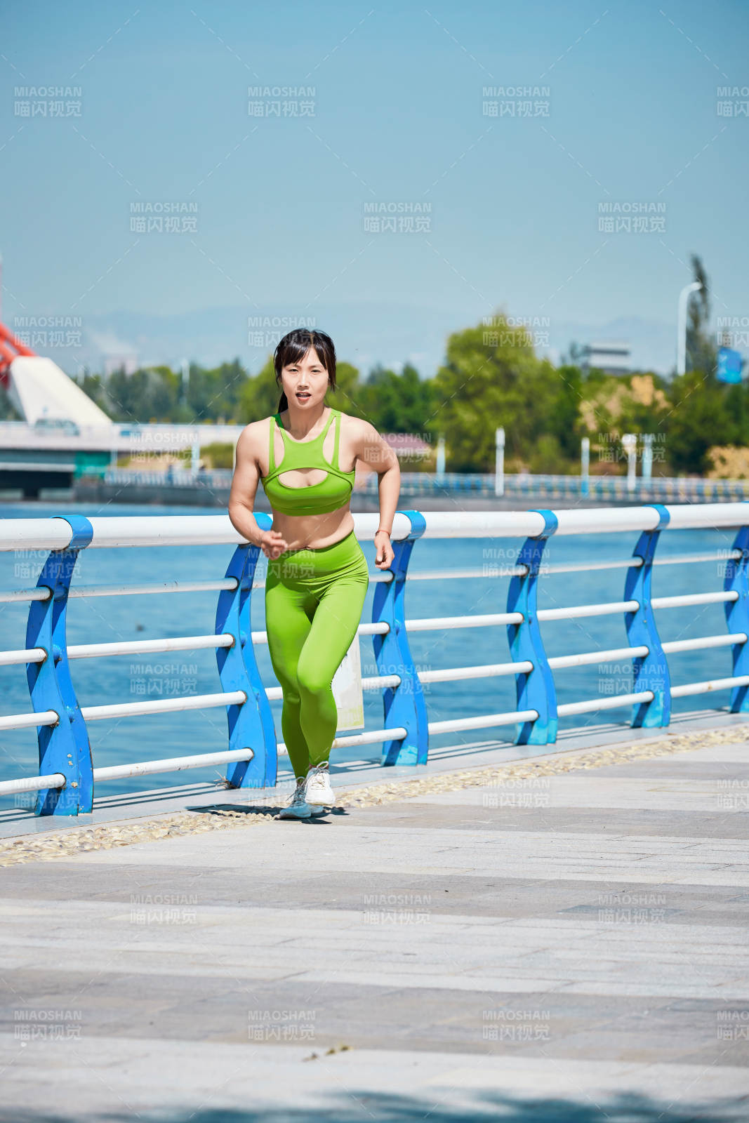 戶外河畔公園進行跑步鍛煉的亞洲女性