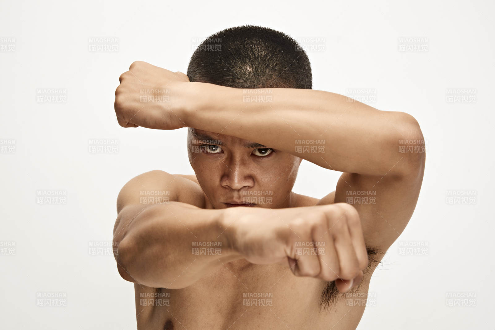 白色背景下演示自由搏擊動作的亞洲功夫男性