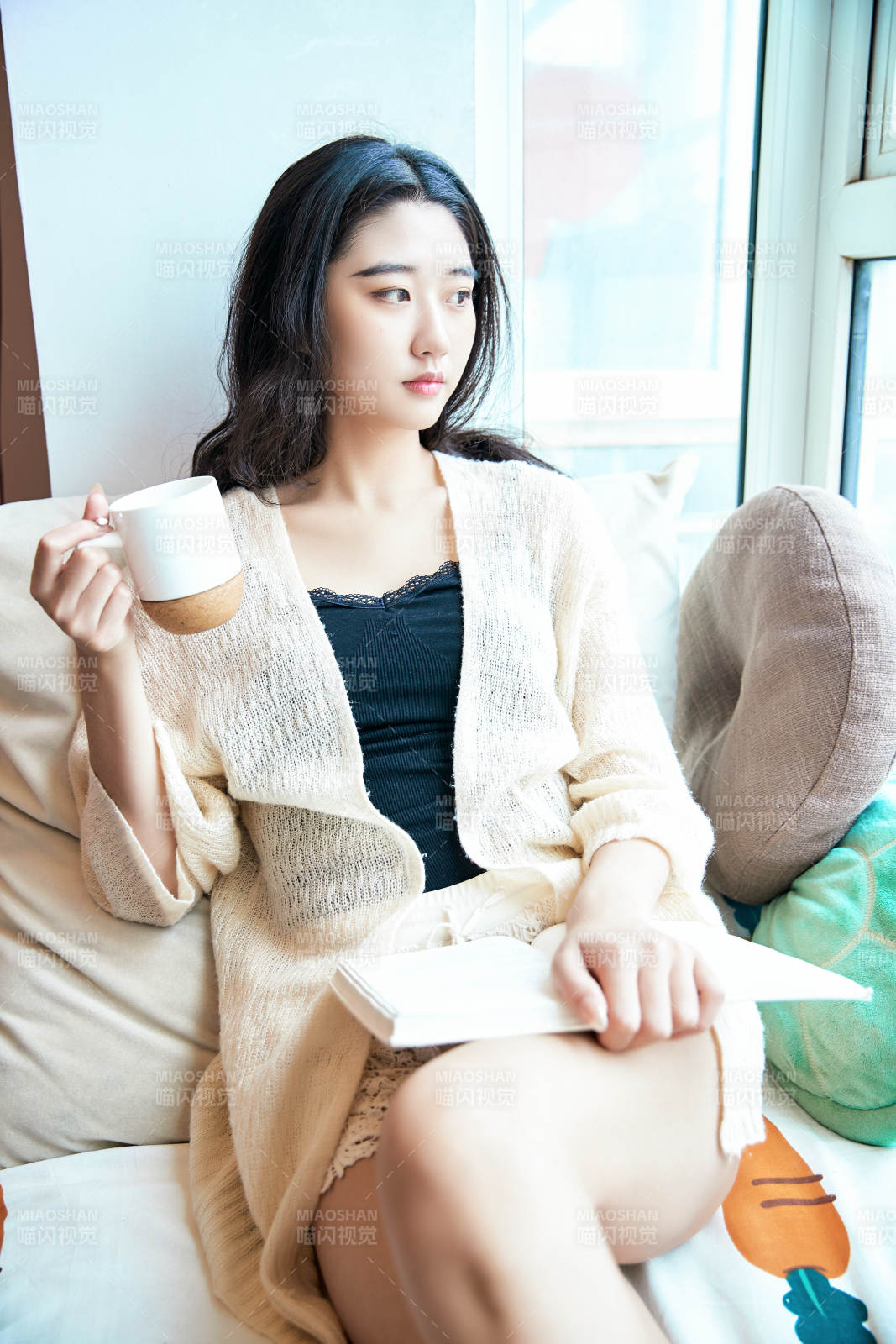 躺在舒適的飄窗上看書的女孩
