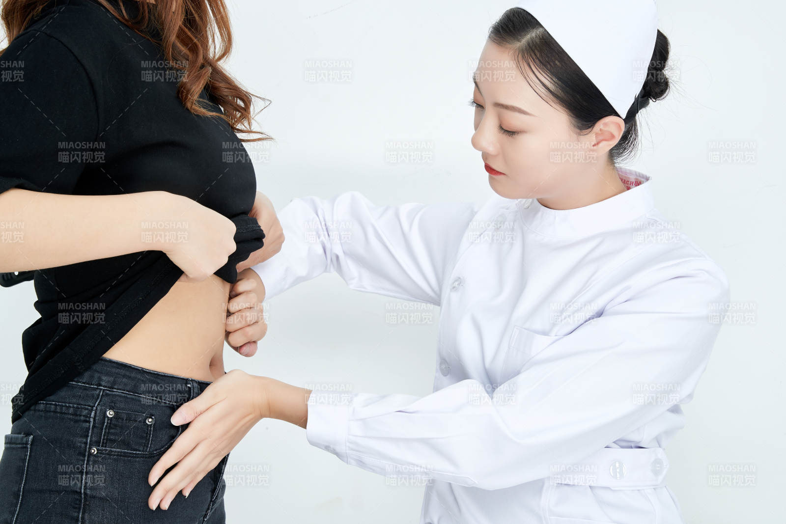 年輕的女性醫護人員為患者進行胸部檢查