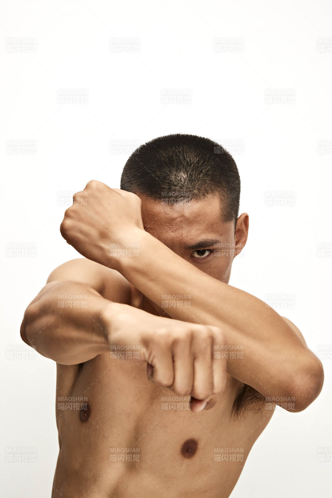 白色背景下演示自由搏擊動作的亞洲功夫男性