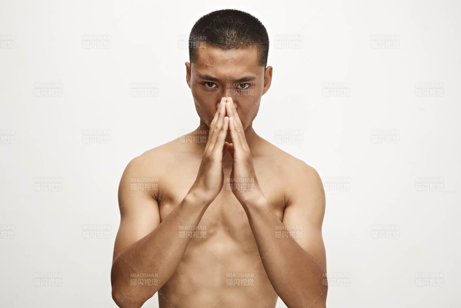 白色背景下演示自由搏擊動作的亞洲功夫男性