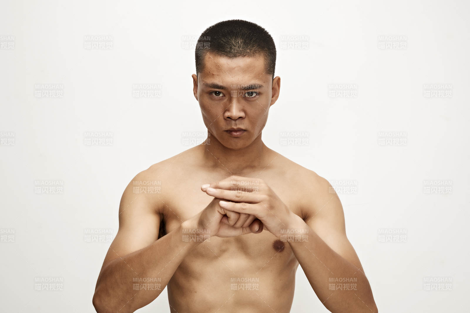 白色背景下演示自由搏擊動作的亞洲功夫男性