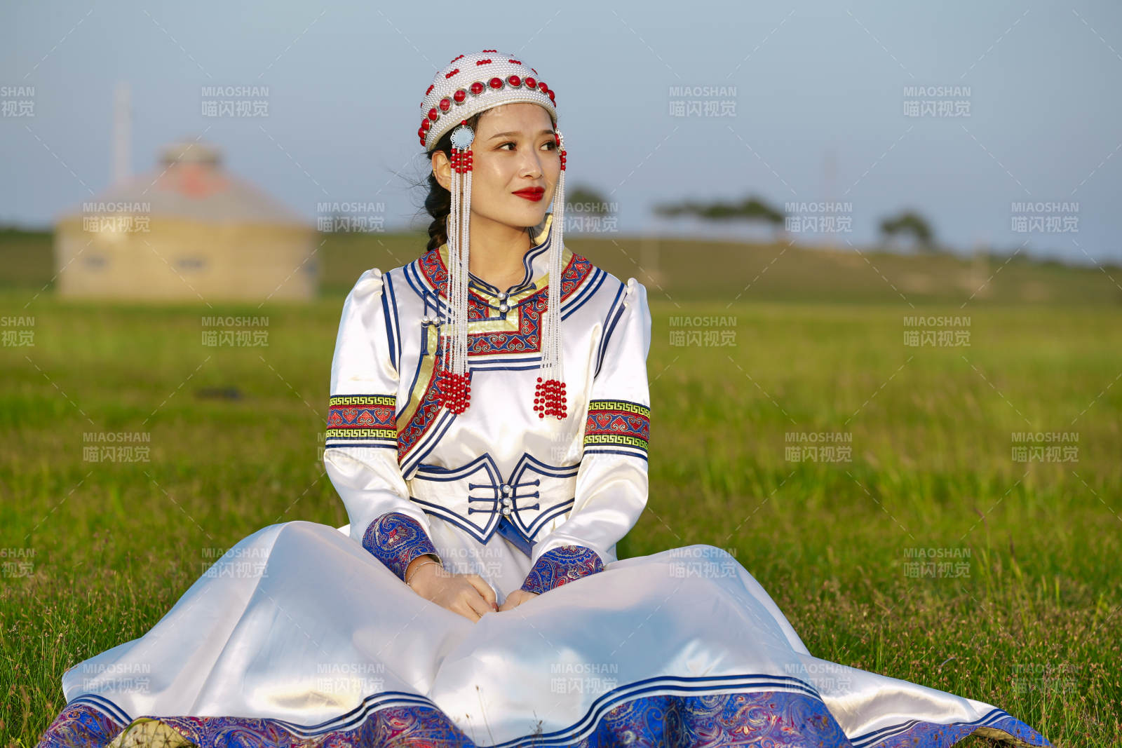 草原上穿著蒙古族傳統(tǒng)服飾的亞洲年輕美少女