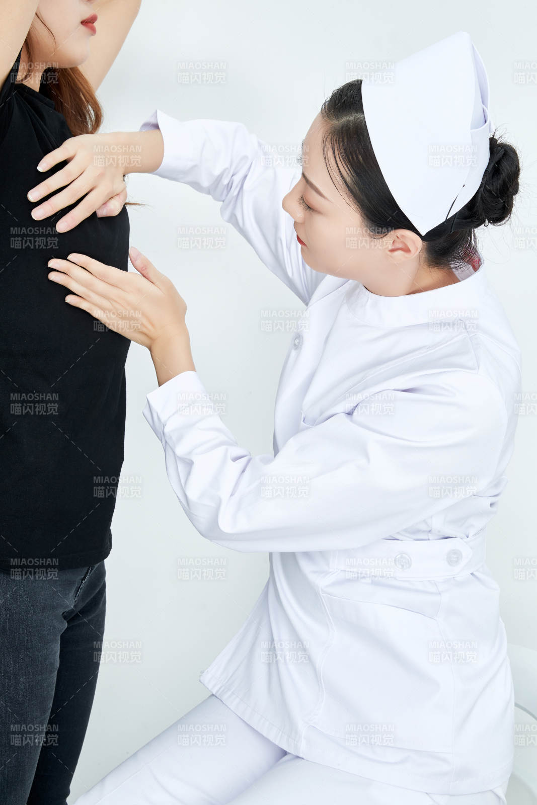 年輕的女性醫護人員為患者進行胸部檢查