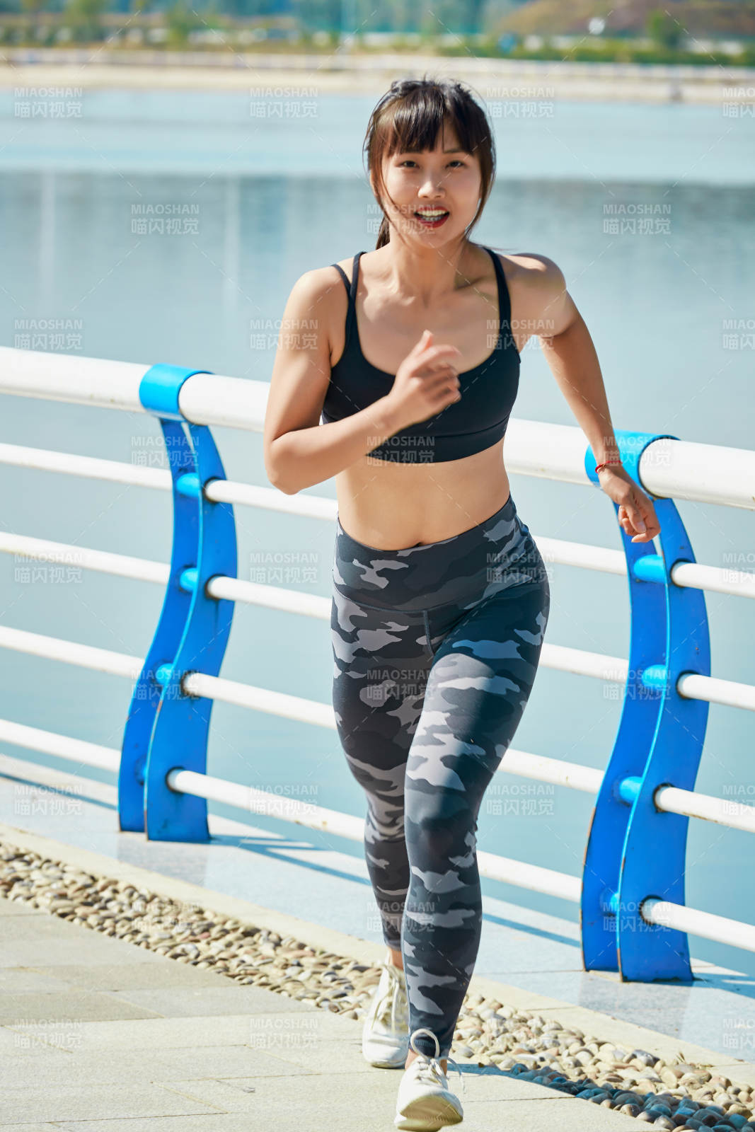 戶外河畔公園進行跑步鍛煉的亞洲女性